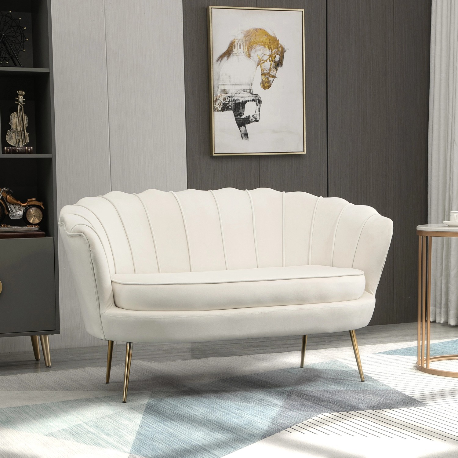 Cremeweißes 2-Sitzer Sofa im eleganten Design mit goldenen Metallbeinen.