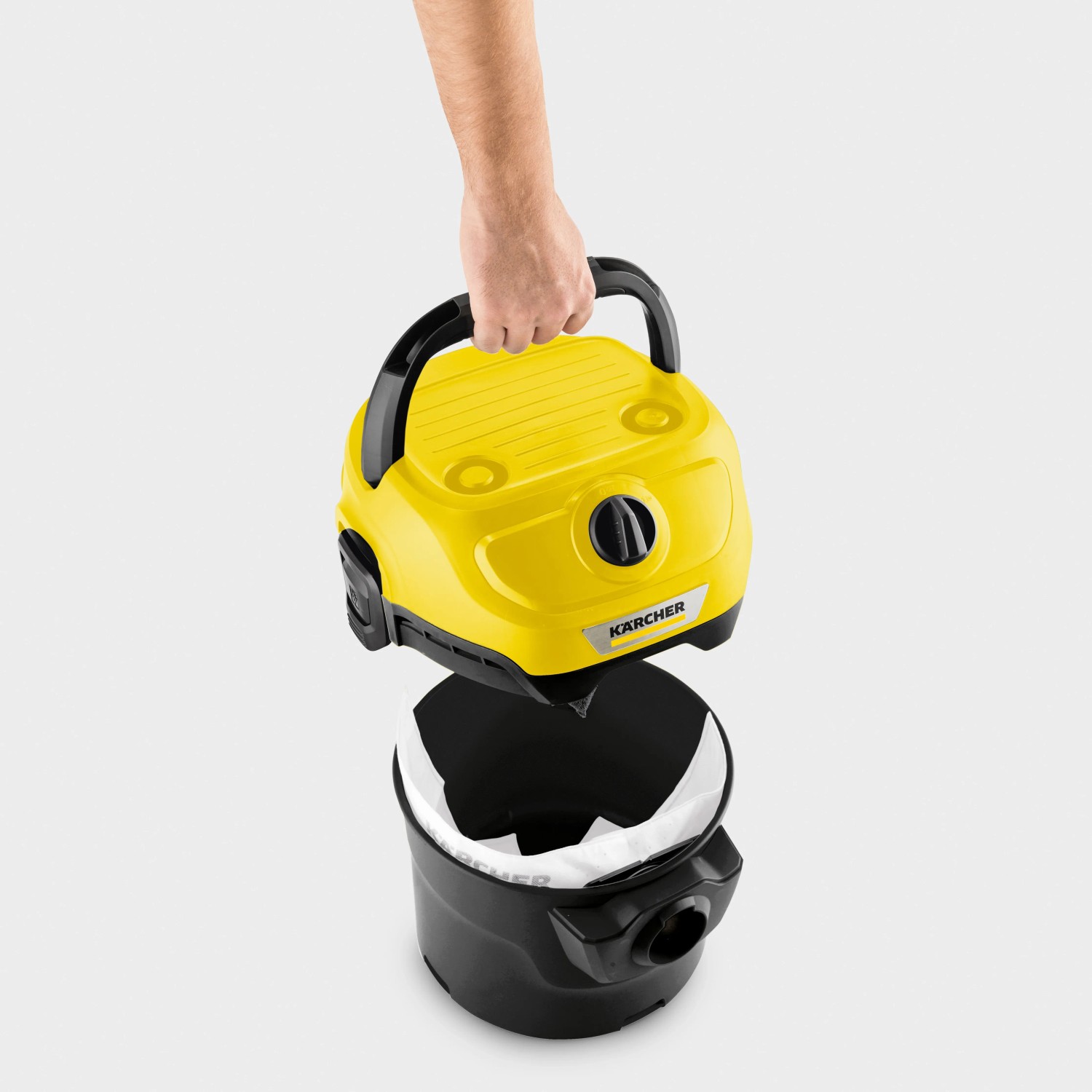 Kärcher WD 1 Classic Nass-Trockensauger, 12 Liter, gelb-schwarzer Behälter wird abgenommen.