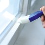 LUX Schaumstoffpinsel mit Ersatzkopf (45mm) beim Streichen eines Fensterrahmens.