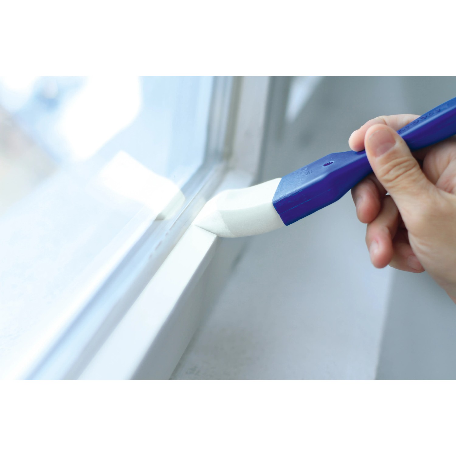 LUX Schaumstoffpinsel mit Ersatzkopf (45mm) beim Streichen eines Fensterrahmens.