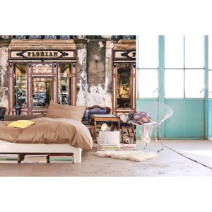 Komar Vlies Fototapete Florian, 368x248cm, mit Fassaden-Motiv im Schlafzimmer.