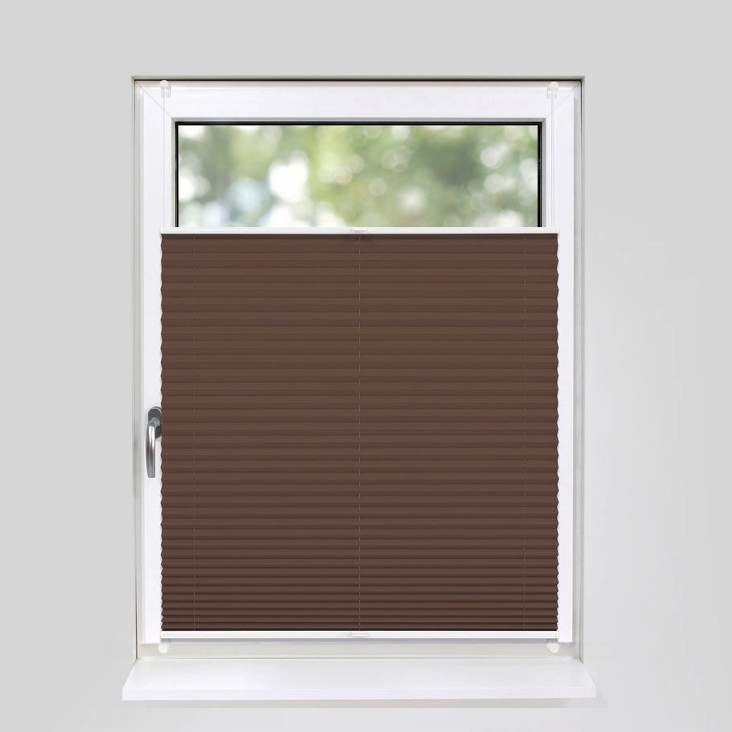Blickdichtes, braunes Plissee 50x150 cm am Fenster, einfache Klemmfix Montage ohne Bohren.