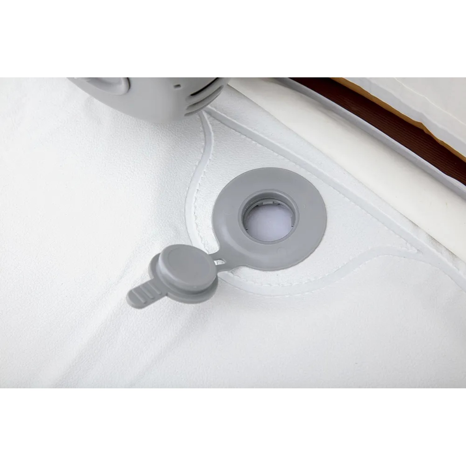 Detailaufnahme: Weißer LAY-Z-SPA Helsinki AirJet Whirlpool mit grauem Ventil.
