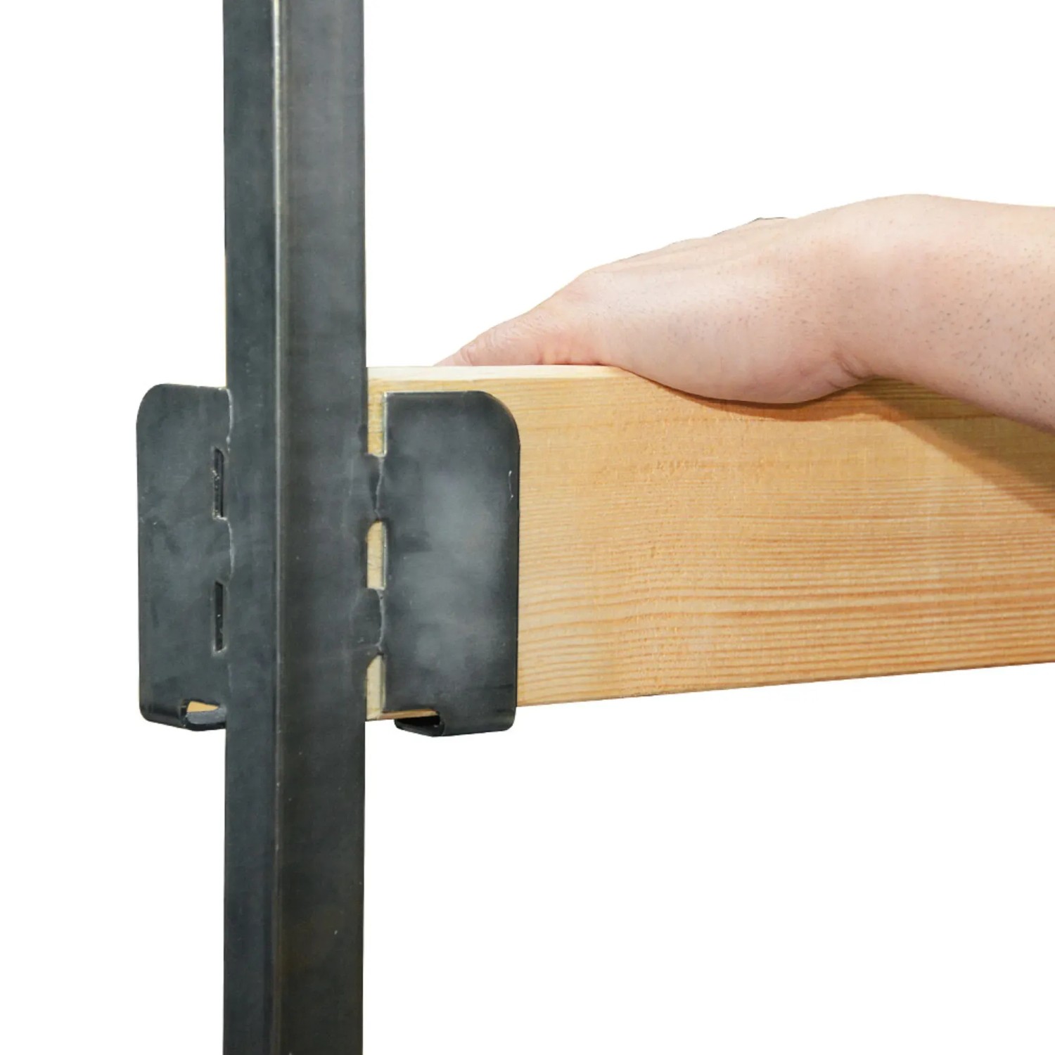 Detailaufnahme: Metallhalterung verbindet Holzlatte mit Metallpfosten.