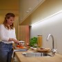 Smarter WiZ LED-Strip in Küche, flexible Beleuchtung unter Hängeschrank.