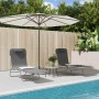 Zwei graue, klappbare Sonnenliegen aus Textilene und Stahl neben einem Pool mit Sonnenschirm.
