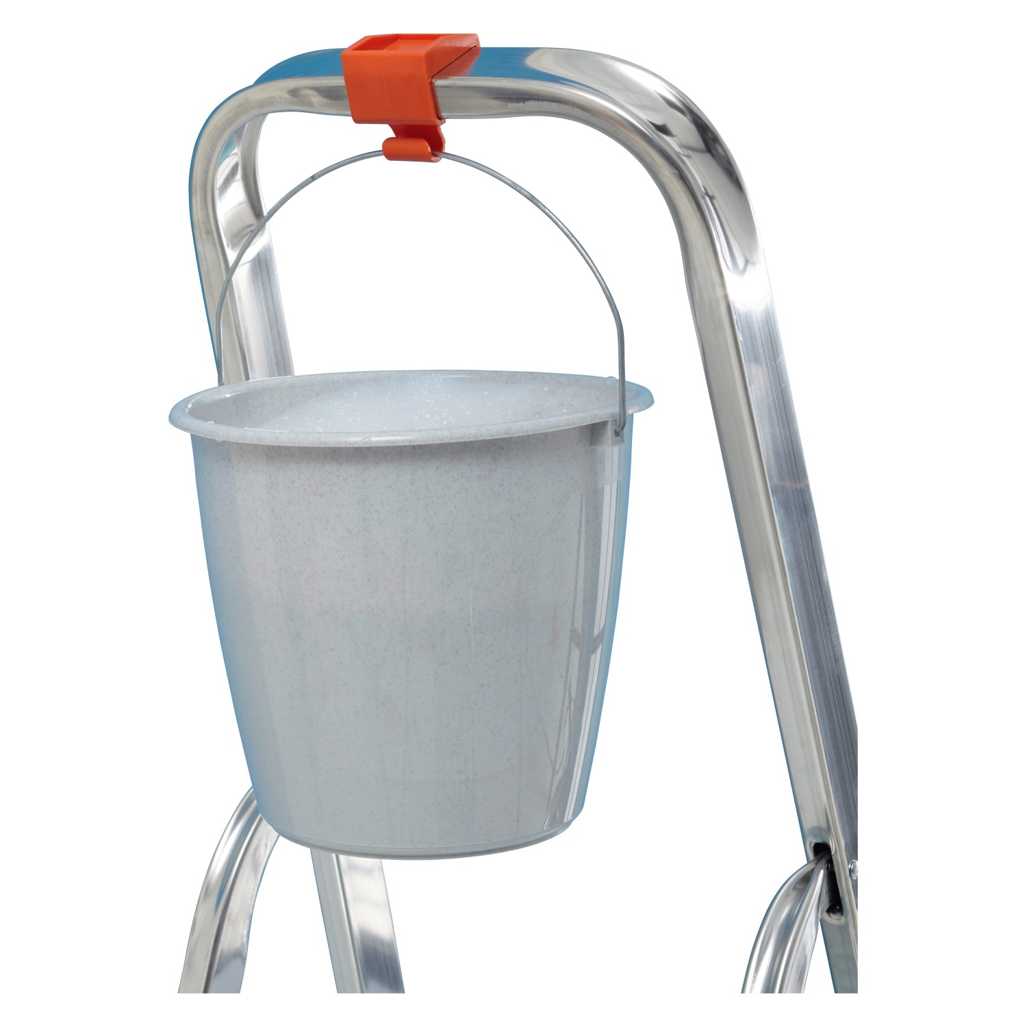 Detailaufnahme: Haushaltsleiter aus Aluminium mit Eimerhaken und Eimer.