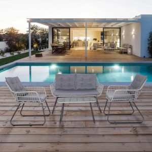 Svita Capri Balkonmöbel-Set: 4-tlg. hellgraue Polyrattan Sitzgruppe mit Bank, 2 Stühlen, Tisch auf Holzterrasse am Pool.