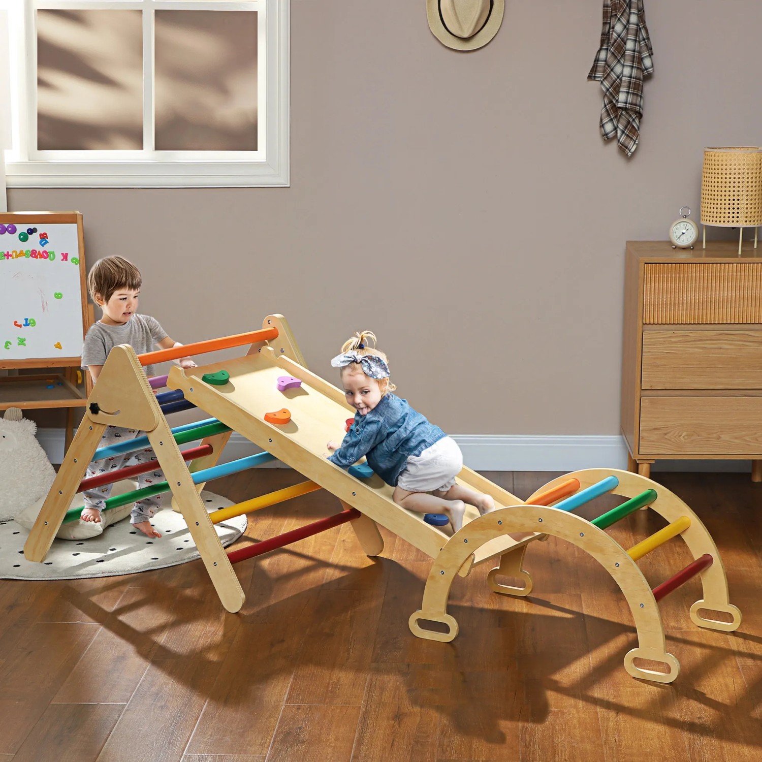 AIYAPLAY 5-in-1 Klettergerüst mit Rutsche und Kletterdreieck für Kinder im Innenraum.