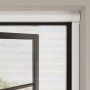 Weißes Insektenschutzrollo mit Kassette am Fensterrahmen.