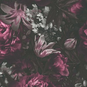Lila Vliestapete mit nostalgischen Blumen für Wohn- und Schlafzimmer.