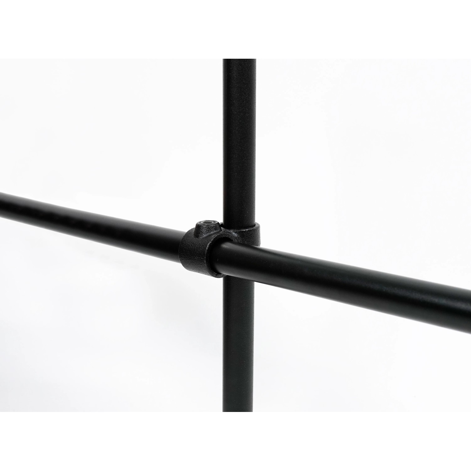 Kreuzstück, schwarz matt, 90° für Stahlrohre (Ø 2,7 cm) zum Möbelbau.