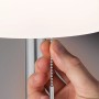 Detailaufnahme: Hand zieht an der Kette der Solar Tischleuchte Lillesol zum Dimmen.