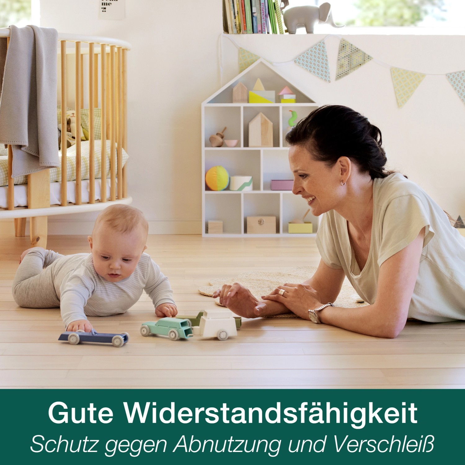 Holzboden mit Bona Parkettlack Classic glänzend, Mutter und Baby spielen mit Spielzeugautos.