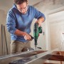 Mann bohrt mit Bosch Akku-Bohrhammer UniversalHammer 18V in Metallprofil.