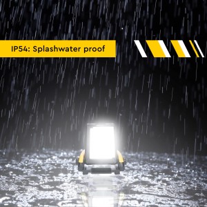 LED-Akku-Arbeitsleuchte (20W) im Einsatz bei Regen, IP54 spritzwassergeschützt.