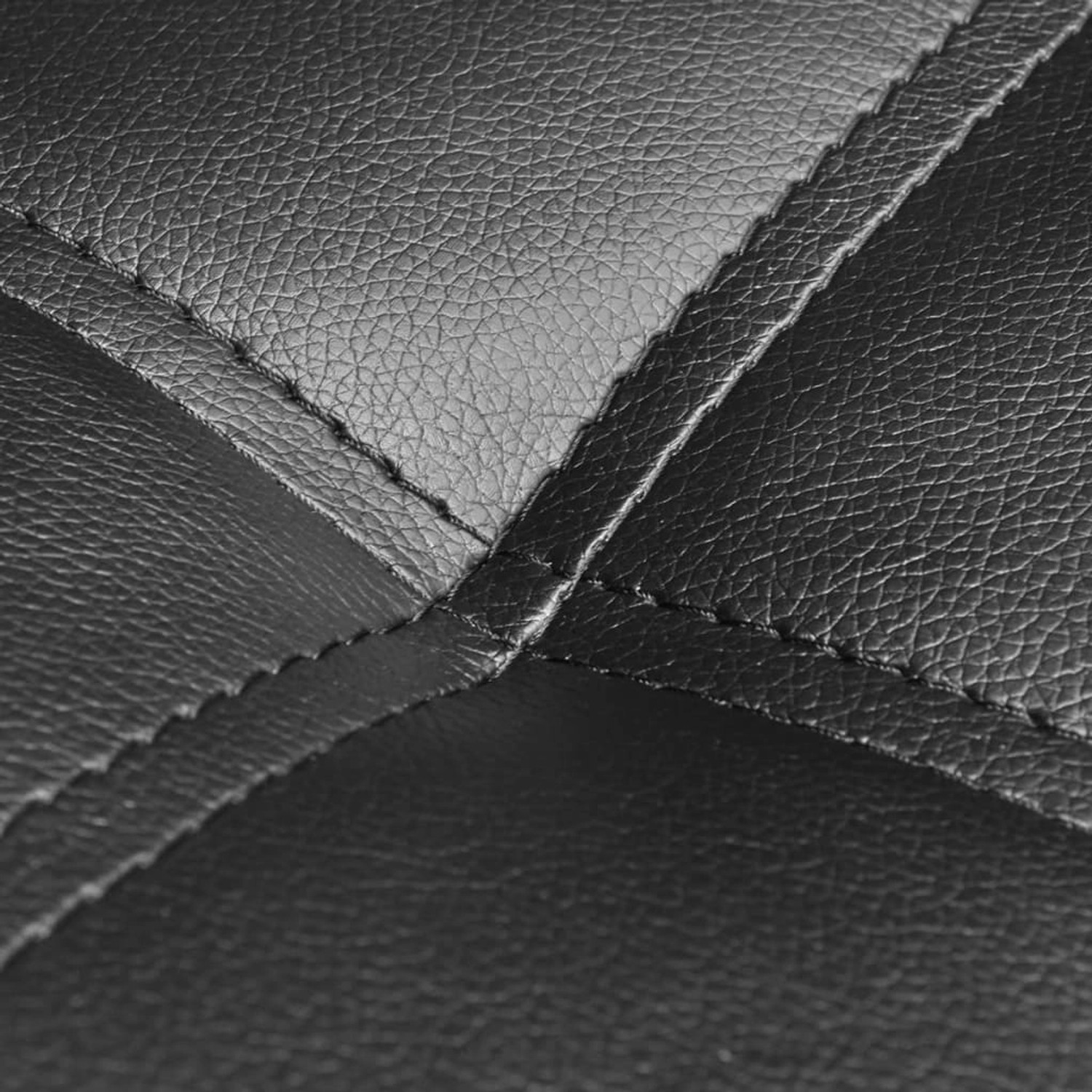 Detailaufnahme: Schwarze Kunstleder Chaiselongue mit gestepptem Muster.