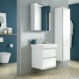 Modernes Badezimmer mit Ideal Standard WC und Waschbecken in Weiß.