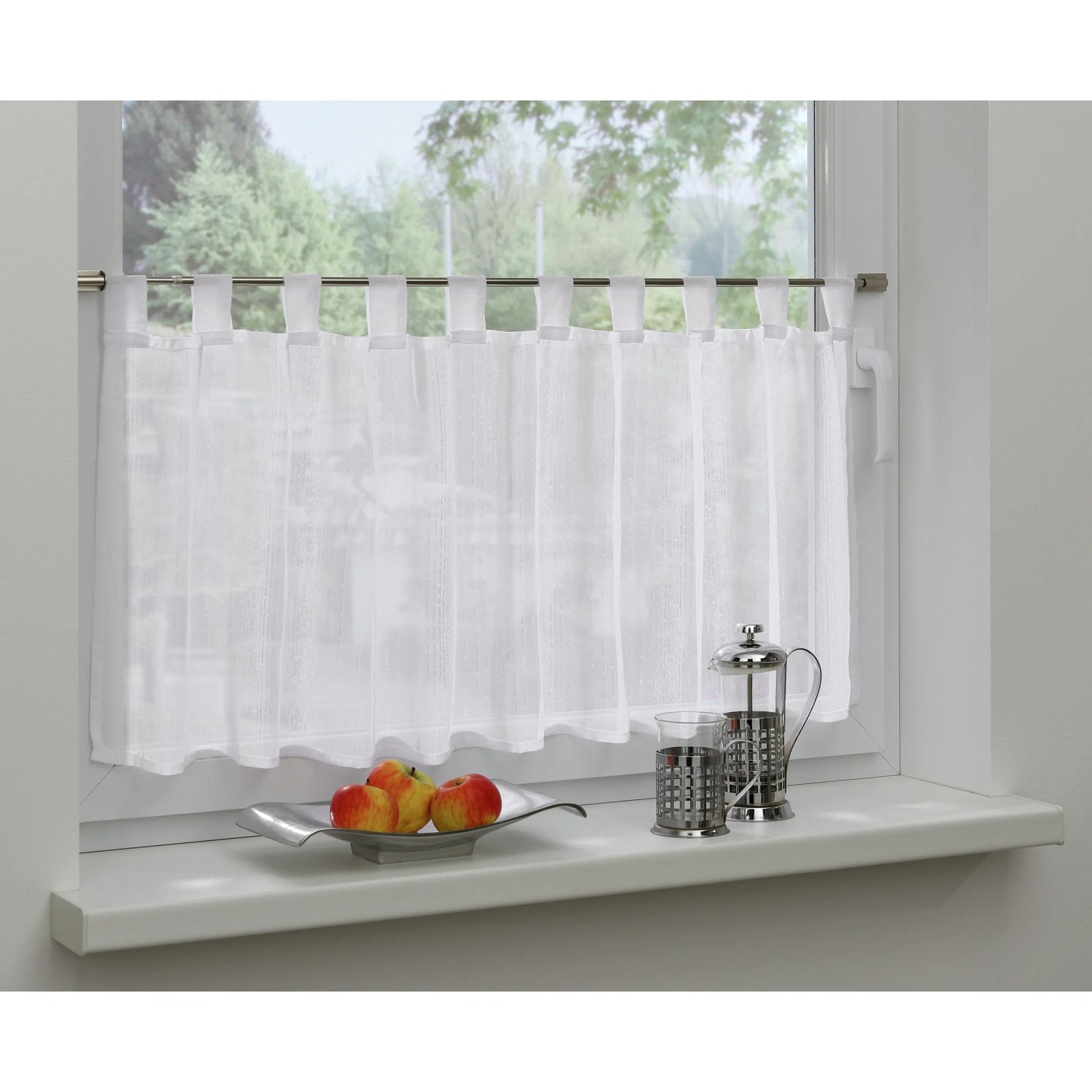 Gardinia Spannvitrage Titan, Ø 7/9 mm, 40-60 cm, mit weißer Scheibengardine am Fenster.