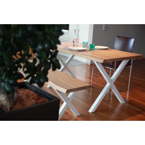 Tisch mit weißem X-Form Tischuntergestell (700x710mm) und passender Bank.