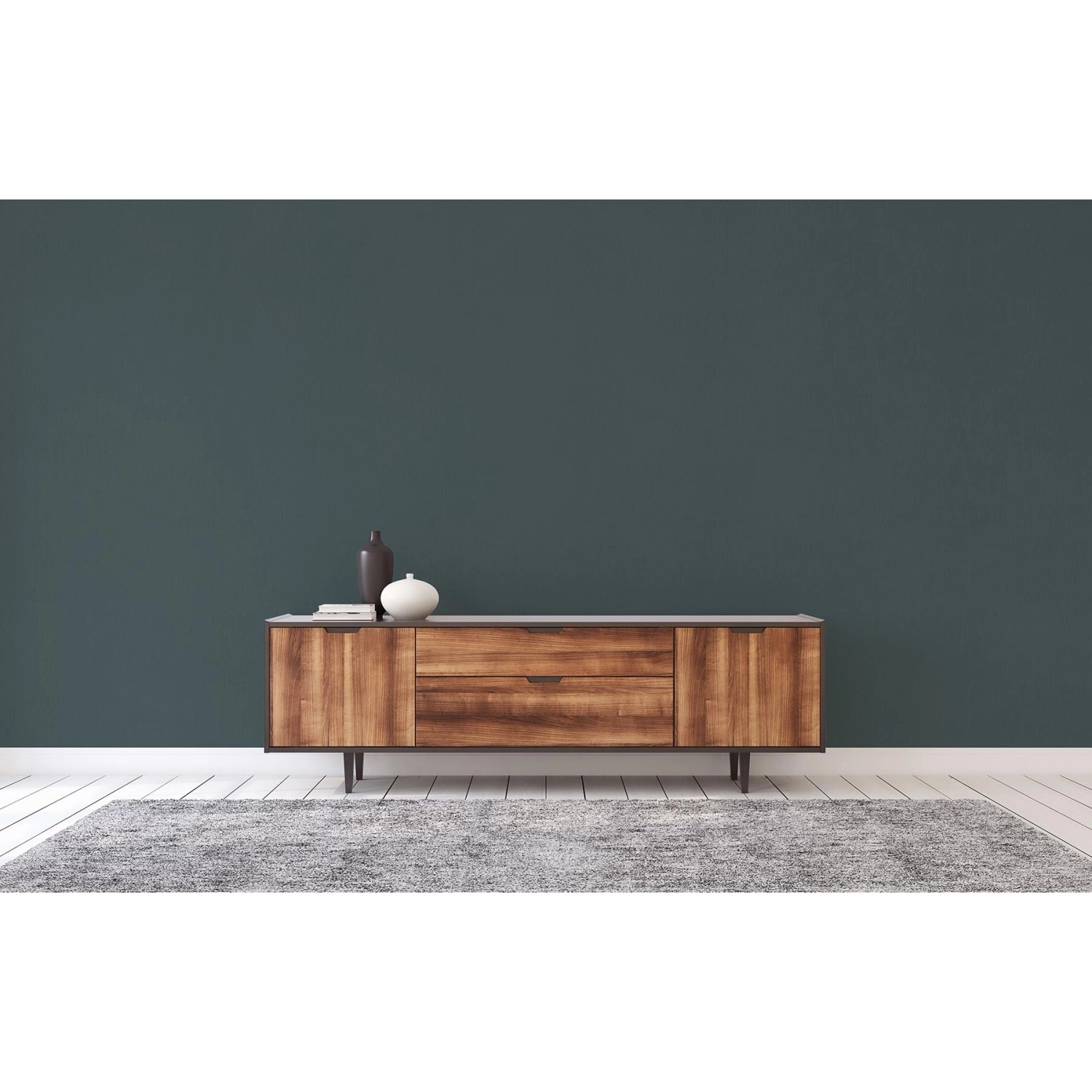 Blau gestrichene Wand mit Tadessi Unitapete. Holzkommode mit Deko-Elementen und Teppich im Raum.