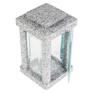 Viereckige, graue Grablampe aus Granit mit Glasfenstern.