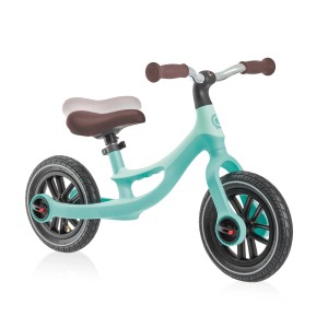 Globber Go Bike Elite Air Laufrad in Mintgrün mit braunem Sattel und Griffen.