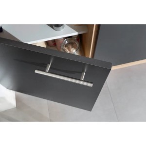 Detailaufnahme: Graue Tür mit Metallgriff vom Respekta Küchenblock Merle Eiche Grau.