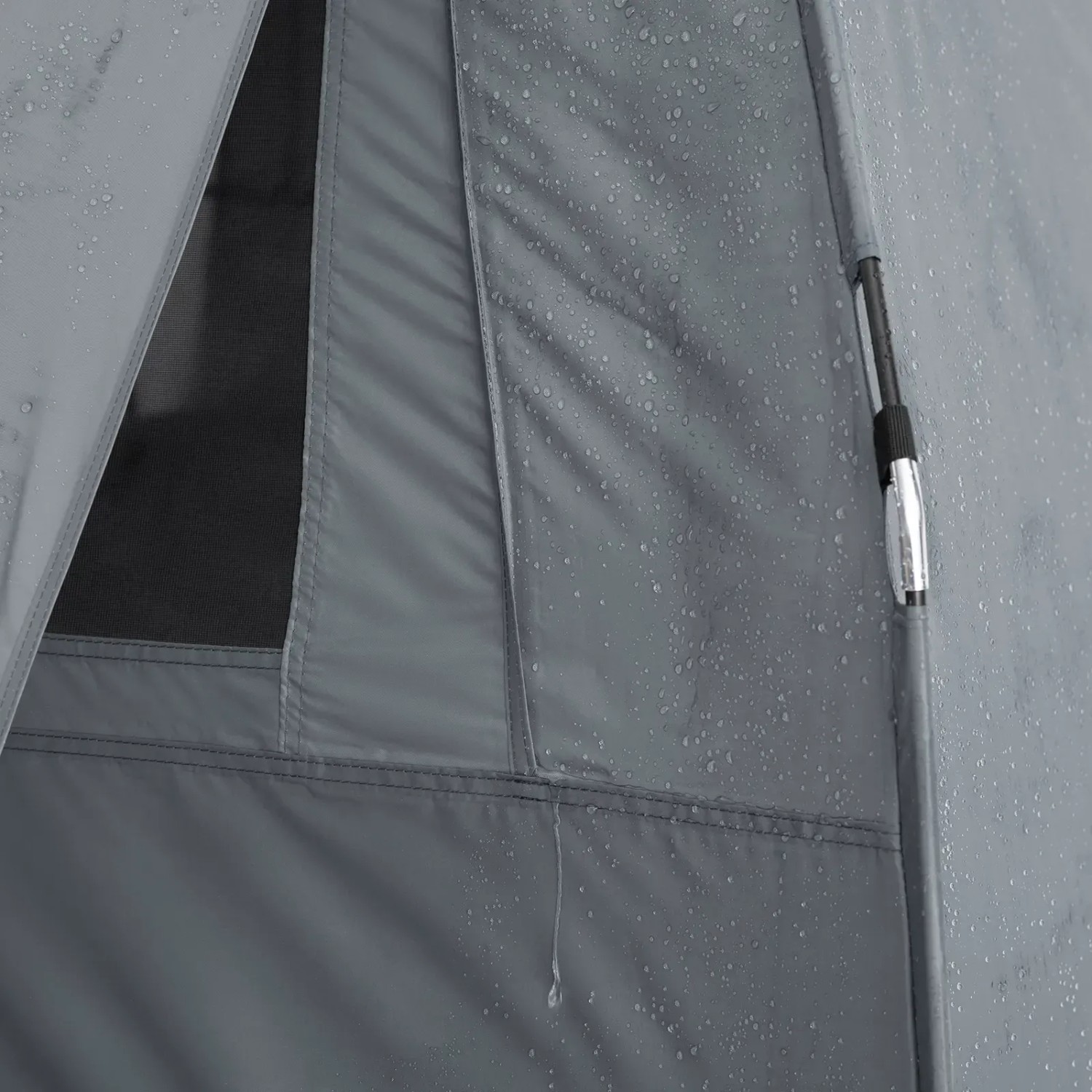 Detailaufnahme: Graues SoBuy 3in1 Campingzelt mit Regentropfen und Fenster.