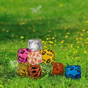 Bunte Jonglierbälle mit Tierprints auf grünem Gras. 24er Set für Spiel & Spaß, fördert Koordination bei Kindern & Erwachsenen.