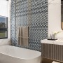 Graue Mosaikmatte Ebru Hexagon Glas im Badezimmer, Wandgestaltung mit Mosaikfliesen.