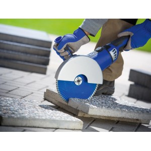 LUX Diamant-Trennscheibe im Einsatz zum Schneiden von Stein mit Winkelschleifer. Zubehör für Heimwerker.