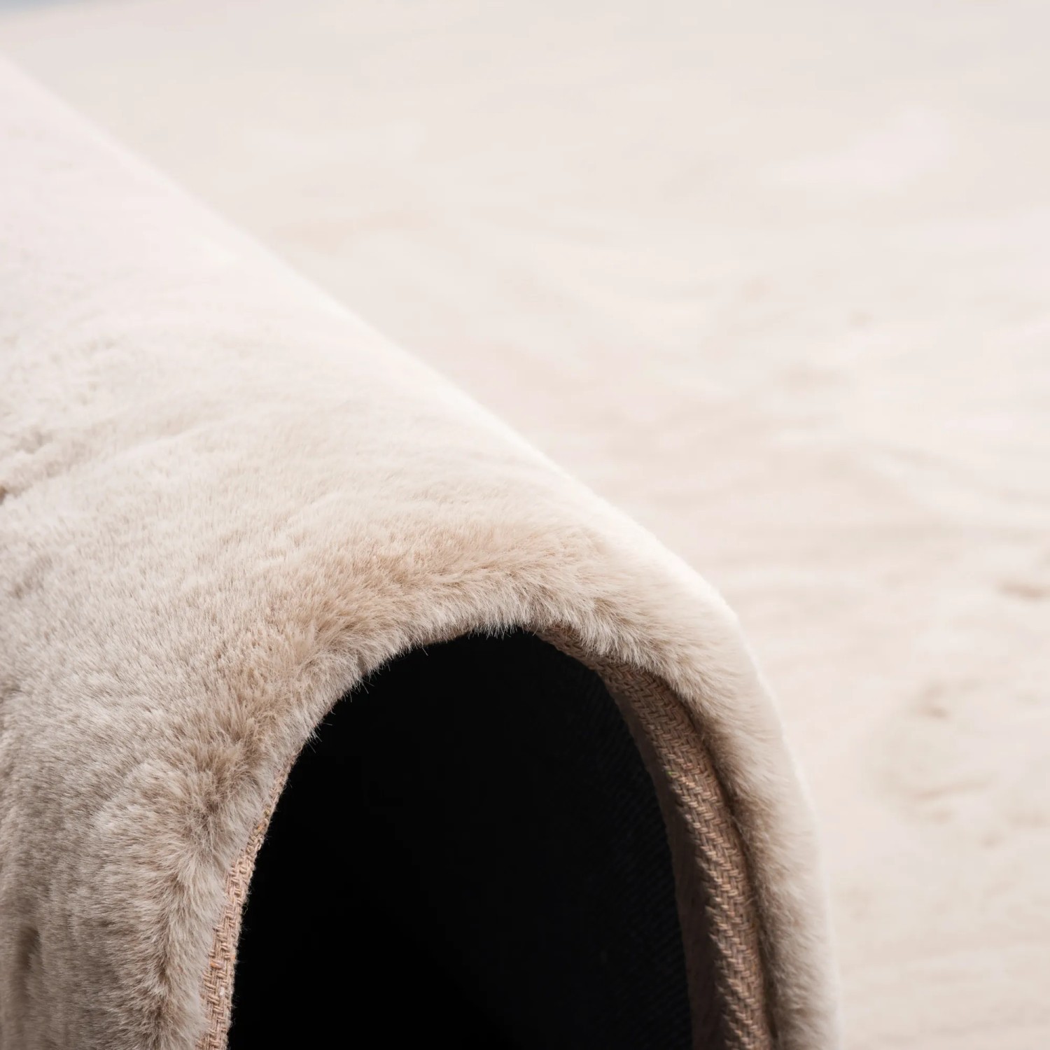 Detailaufnahme: Beige Pergamon Luxus Fellteppich (120x170cm), super soft und flauschig.