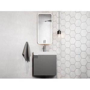 Grauer hängender Waschbeckenunterschrank Manodo 56 cm mit weißem Becken und modernem Spiegel im Bad.