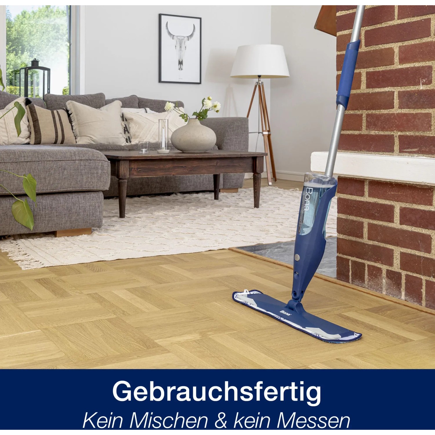 Bona Premium Spray Mop für Parkettböden im Wohnraum. Reinigungsgerät mit blauem Mikrofaser-Pad.