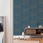 Blaue Vliestapete mit Barockmuster und leichtem Glanz im Wohnraum.