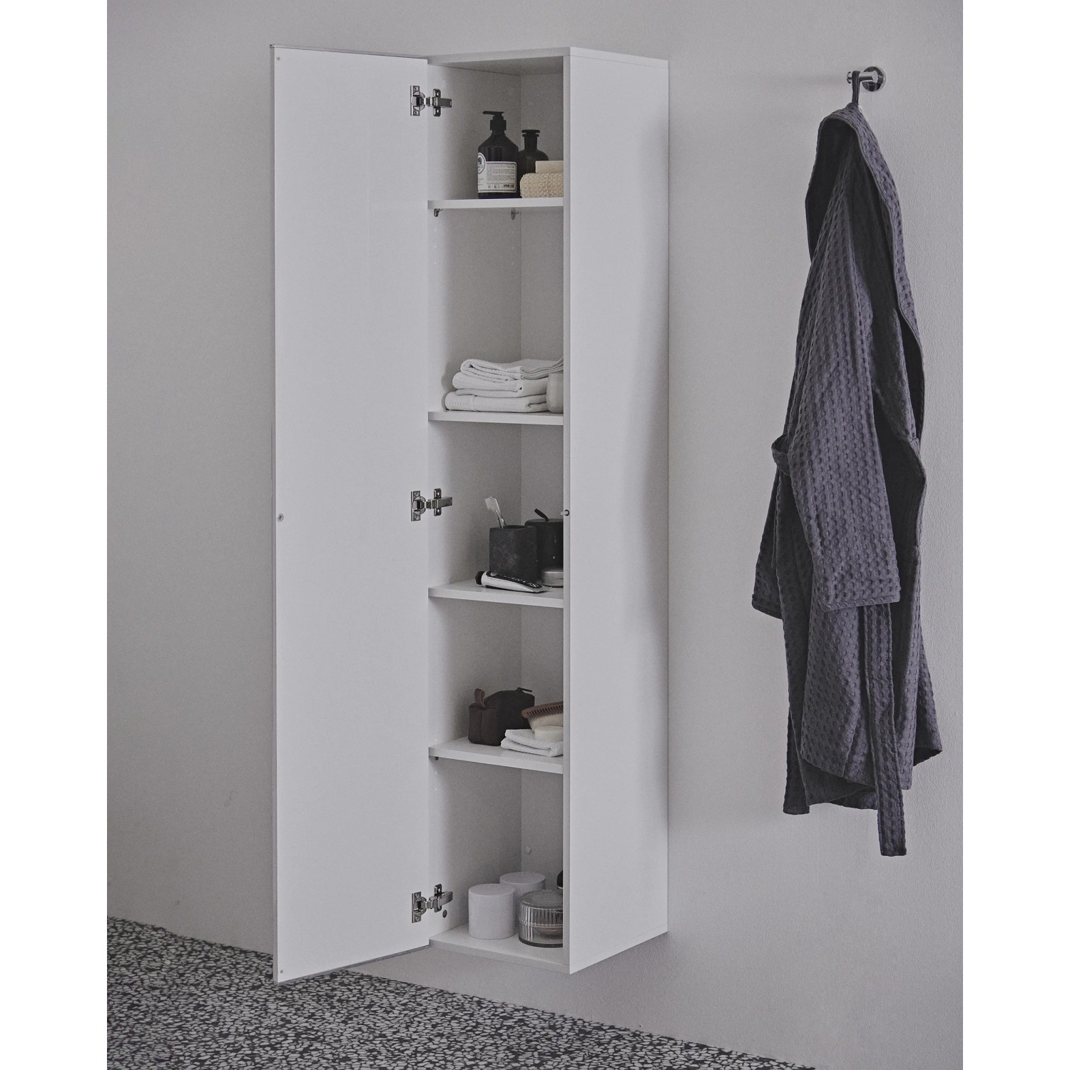 Weißer Ideal Standard Bad-Hochschrank Adapto (37 cm) mit offenen Fächern und Badutensilien.