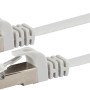 Weißes Schwaiger CAT-6-Netzwerkflachkabel (10 m) mit RJ45-Stecker für Netzwerkverbindungen.