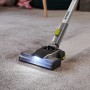 Ryobi Akku-Staubsauger RSVS18-0 One+ 18V in Aktion auf Teppich mit LED-Beleuchtung.