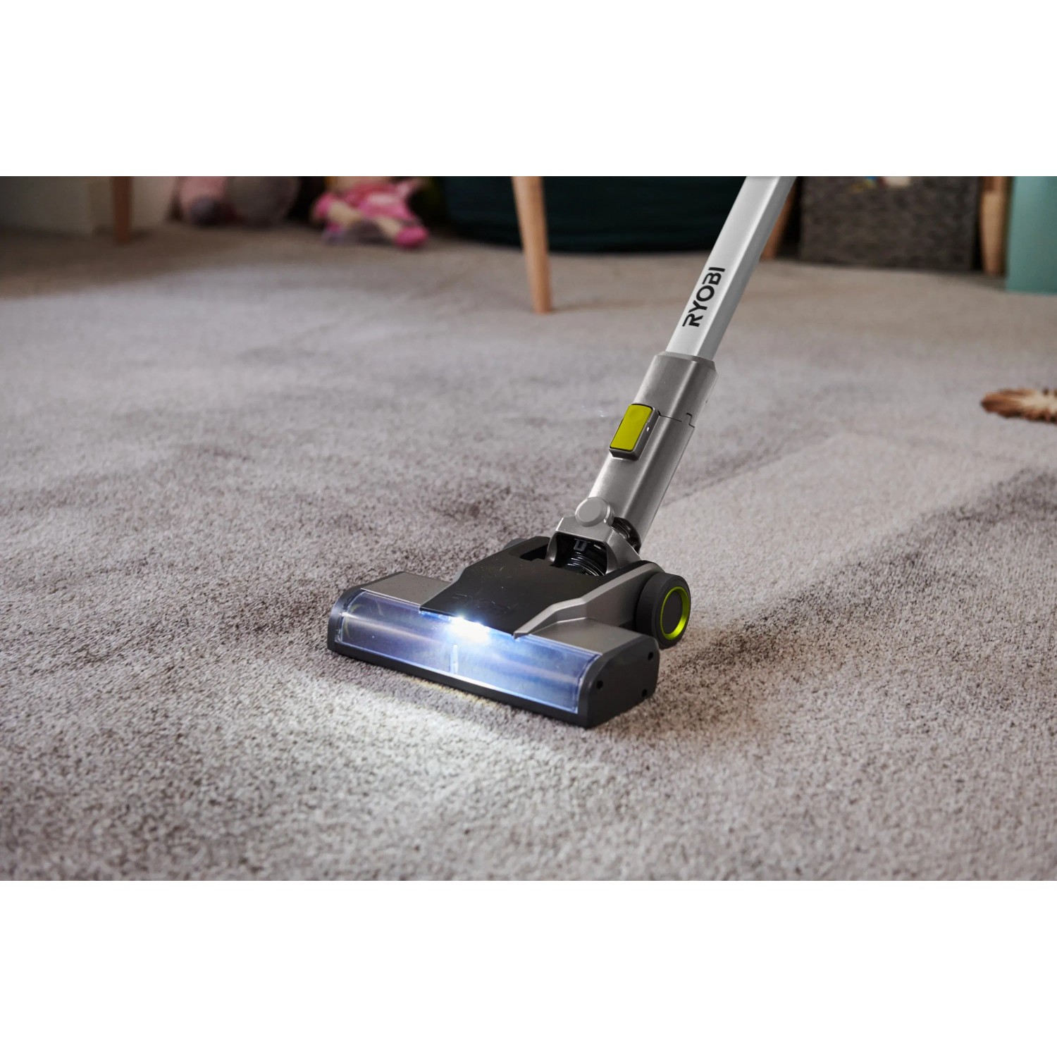 Ryobi Akku-Staubsauger RSVS18-0 One+ 18V in Aktion auf Teppich mit LED-Beleuchtung.