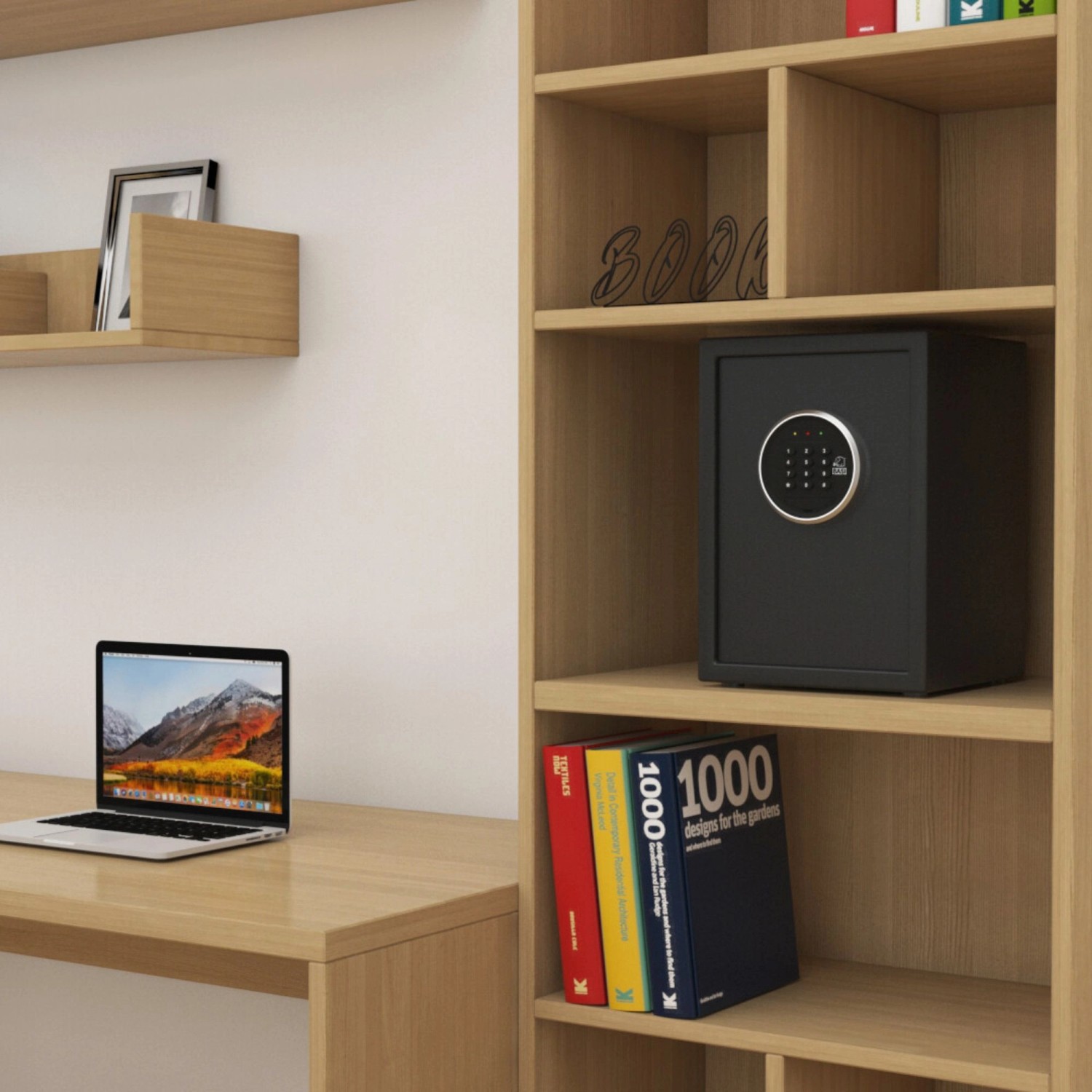 Elektronischer Möbeltresor Basi EMT 380 mit Code im Holzregal.