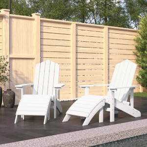 Zwei weiße vidaXL Adirondack-Gartenstühle aus HDPE mit Hockern auf dunkler Terrasse vor Holzzaun.