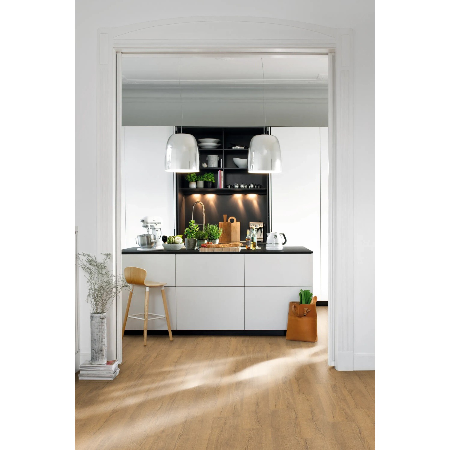 Verlegtes Egger NatureSense Aqua Laminat in Braun im Küchenbereich mit Kochinsel.