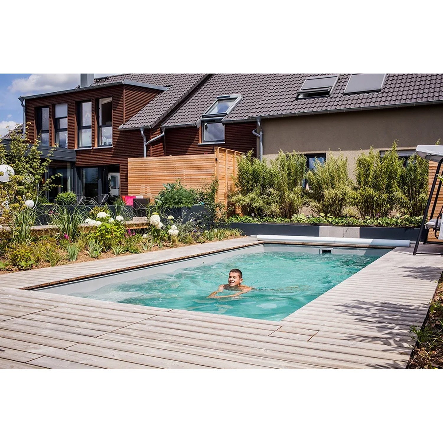Mann schwimmt im Pool, beheizt mit Summer Fun Green Energy Plus 10 Wärmepumpe.