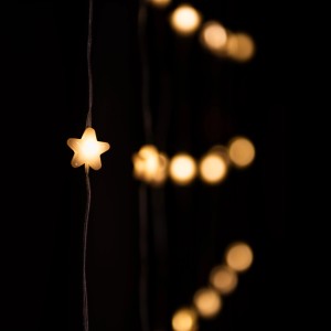 Konstsmide LED-Lichtervorhang mit bernsteinfarbenen Sternen, Außen-Lichterkette für festliche Beleuchtung.