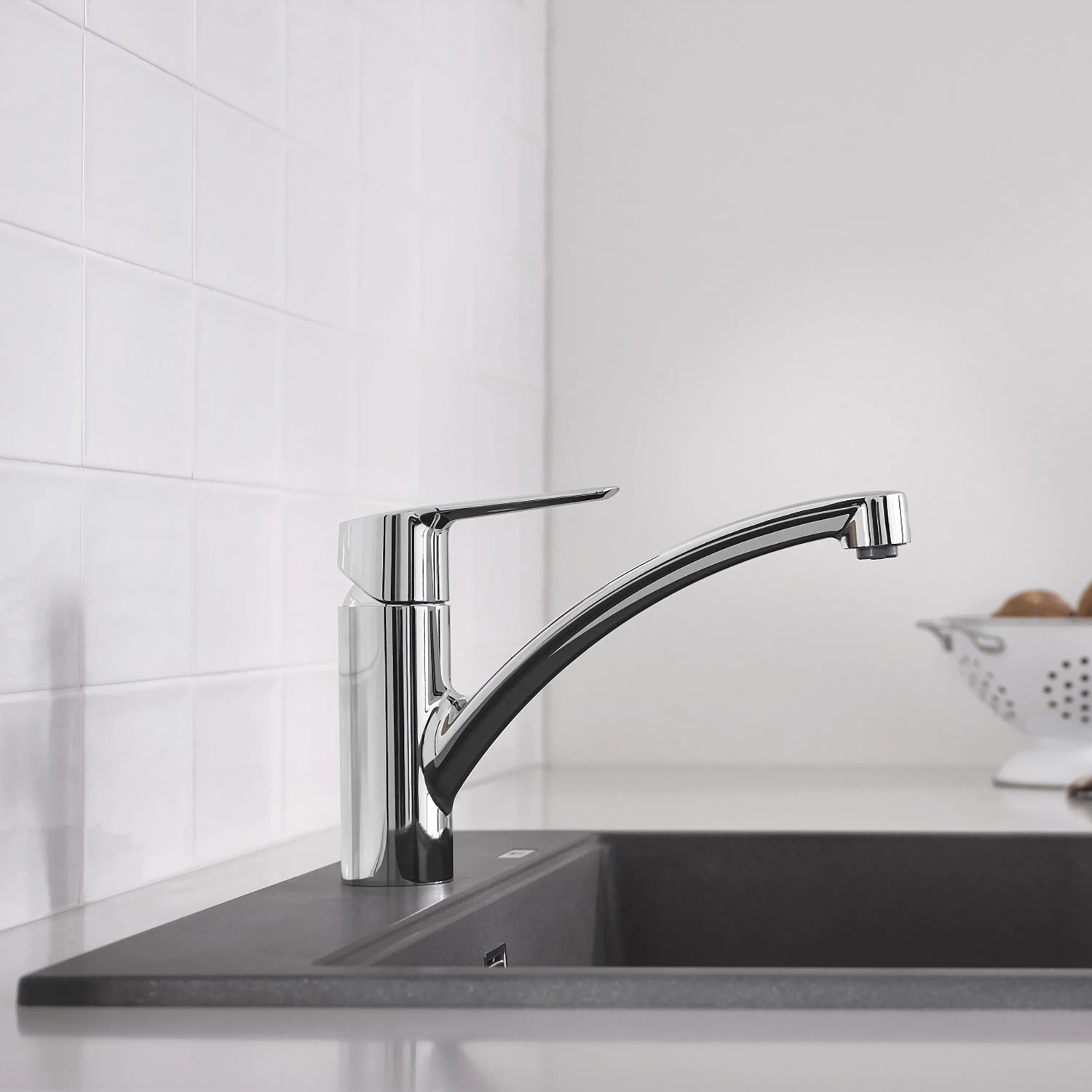 Grohe QuickFix Spültischarmatur Start Chrom mit niedrigem Auslauf auf einer Spüle.
