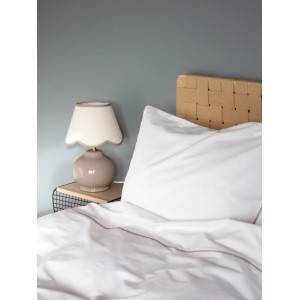 PR Home Nell Tischleuchte in Beige mit Stoffschirm auf Nachttisch im Schlafzimmer.