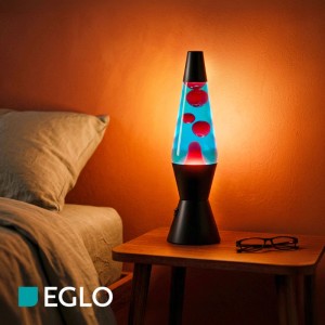 Eglo LED-Lavatischleuchte Schwarz/Blau/Rot auf Holztisch. Rotes Wachs schwebt in blauer Flüssigkeit, erzeugt dynamischen Lava-Effekt.