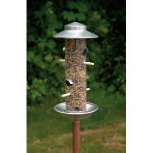 Silberner Dobar Stab-Vogelfutterspender mit Ständer im Garten.