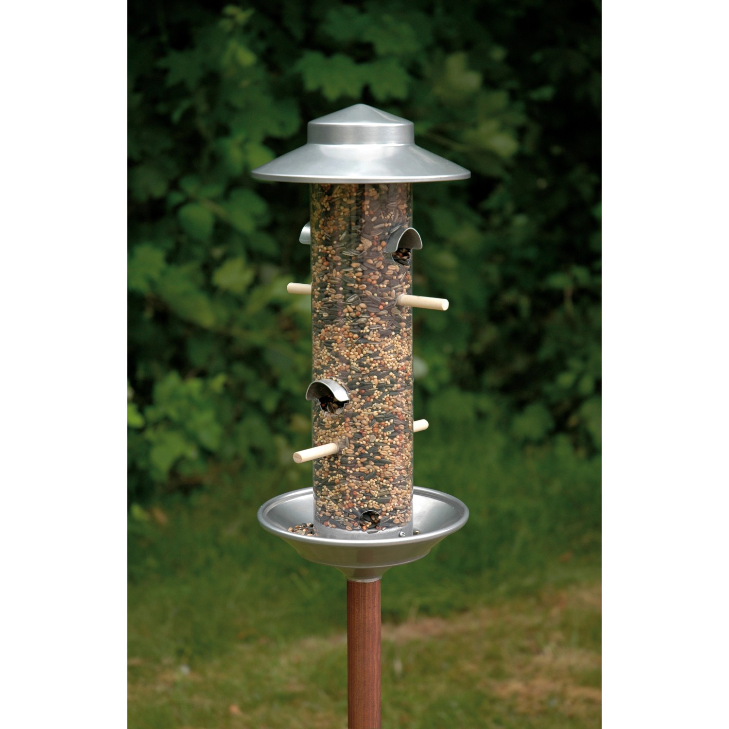 Silberner Dobar Stab-Vogelfutterspender mit Ständer im Garten.